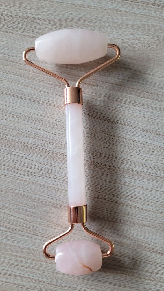 Nowy roller do masażu twarzy