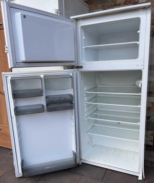 Lodówka zabudowana w szafce