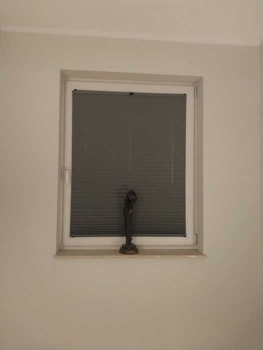 Sprzedam dwie rolety plisowne szer.87cm koloru szarego.