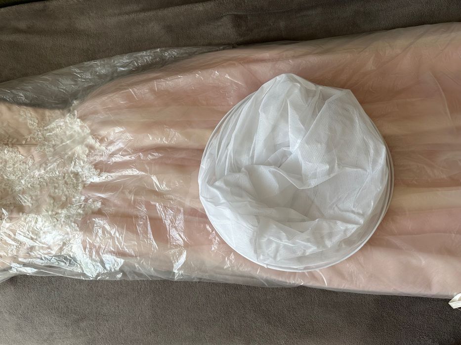 Весільна сукня з аксесуарами