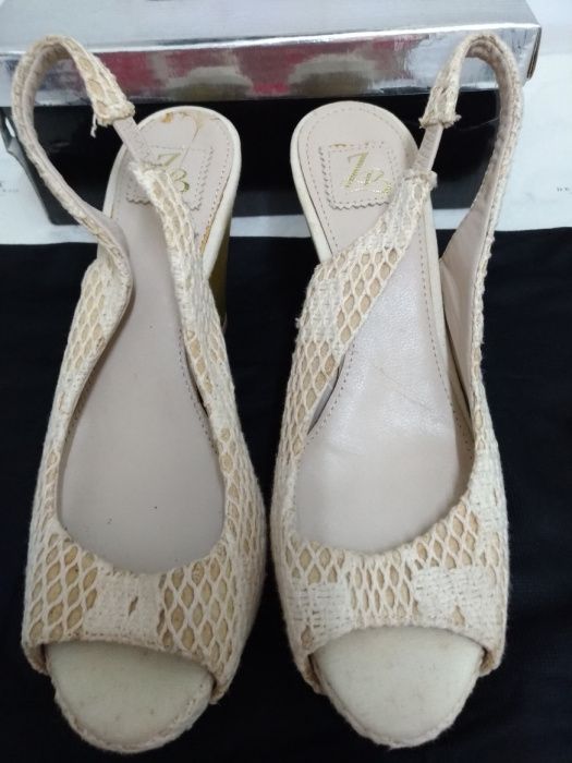 Sapatos em cunha brancos marca Zara (Tam. 36)