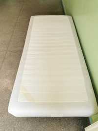 Solidne łóżko drewniany stelaż z materacem dla osób ceniących wygodę