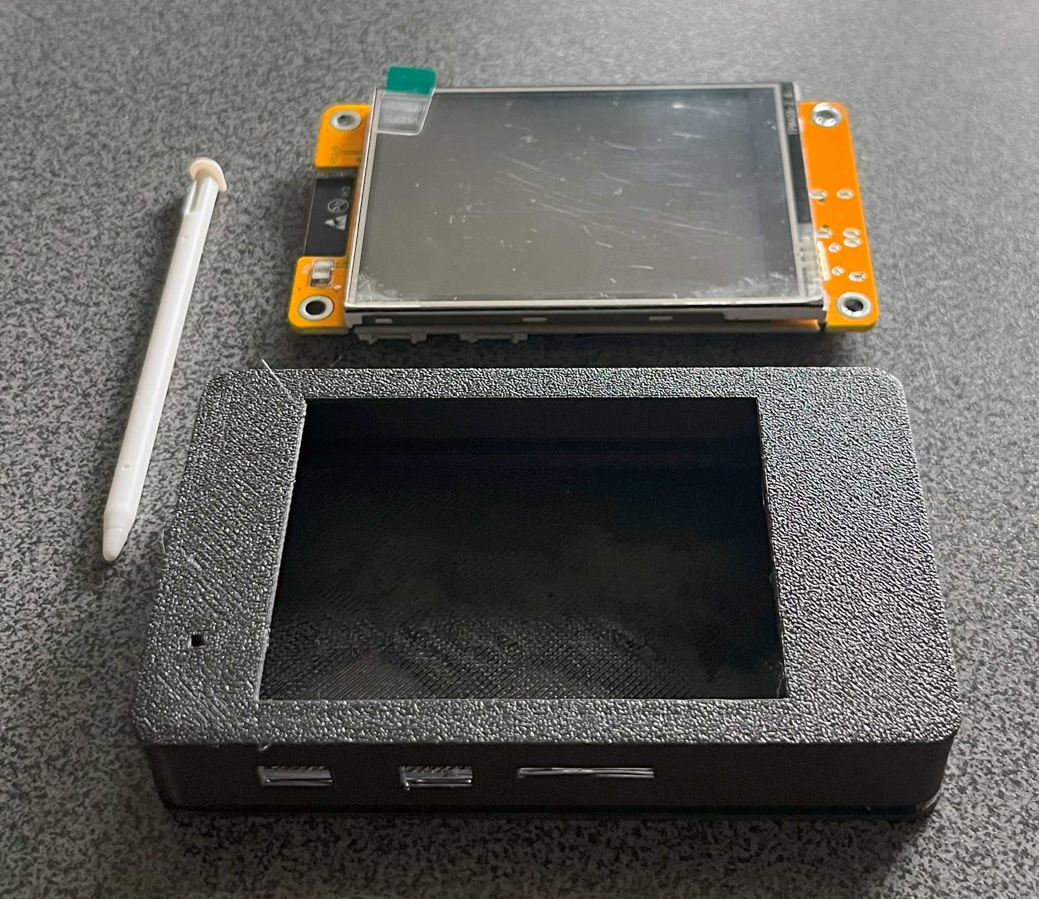 Płytka z wyświetlaczem ESP32 + LCD 2,8 (CYD) + obudowa BRUCE, MARAUDER