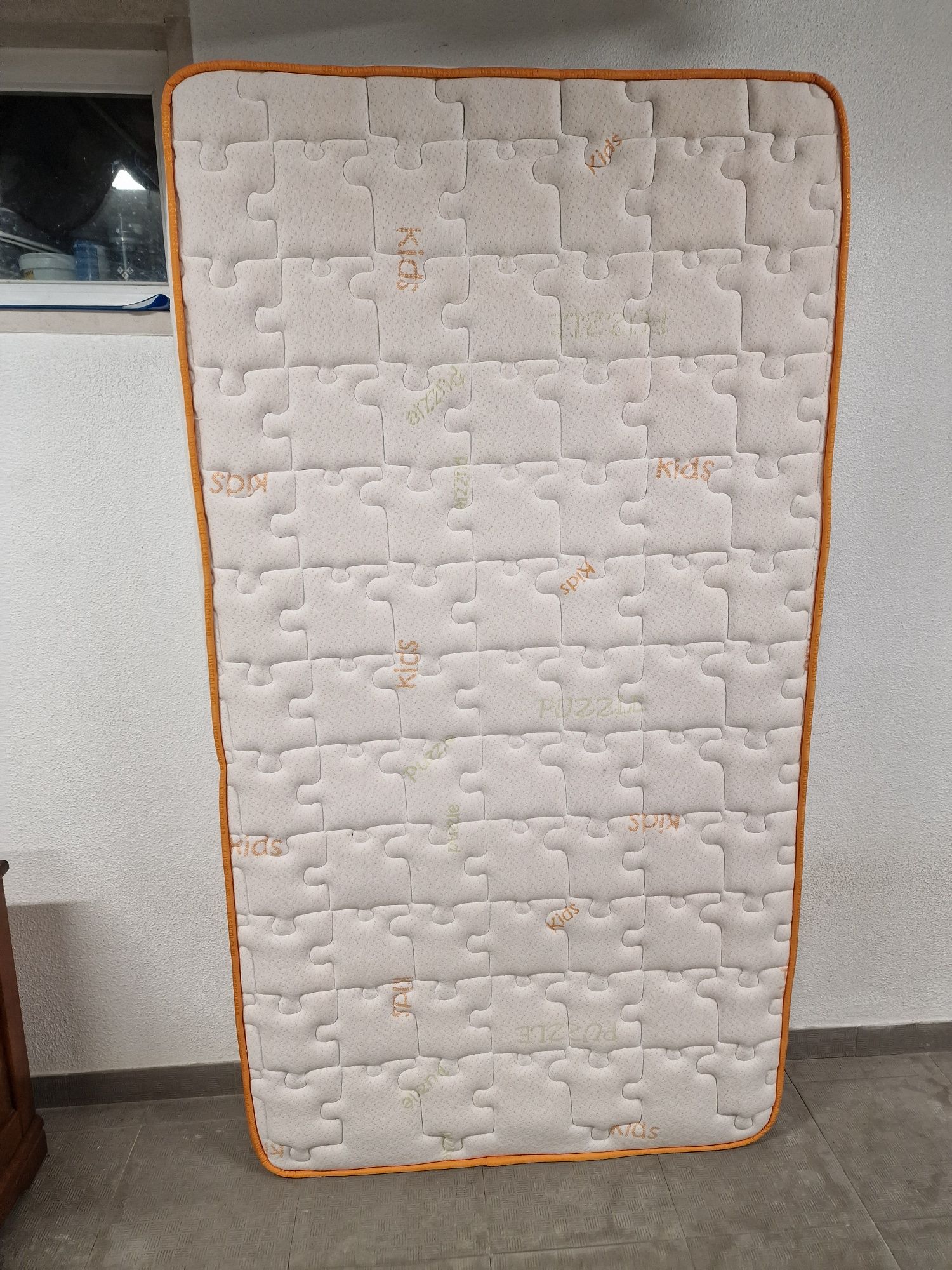 Conjunto Cama, Colchão e Mesa de Cabeceira