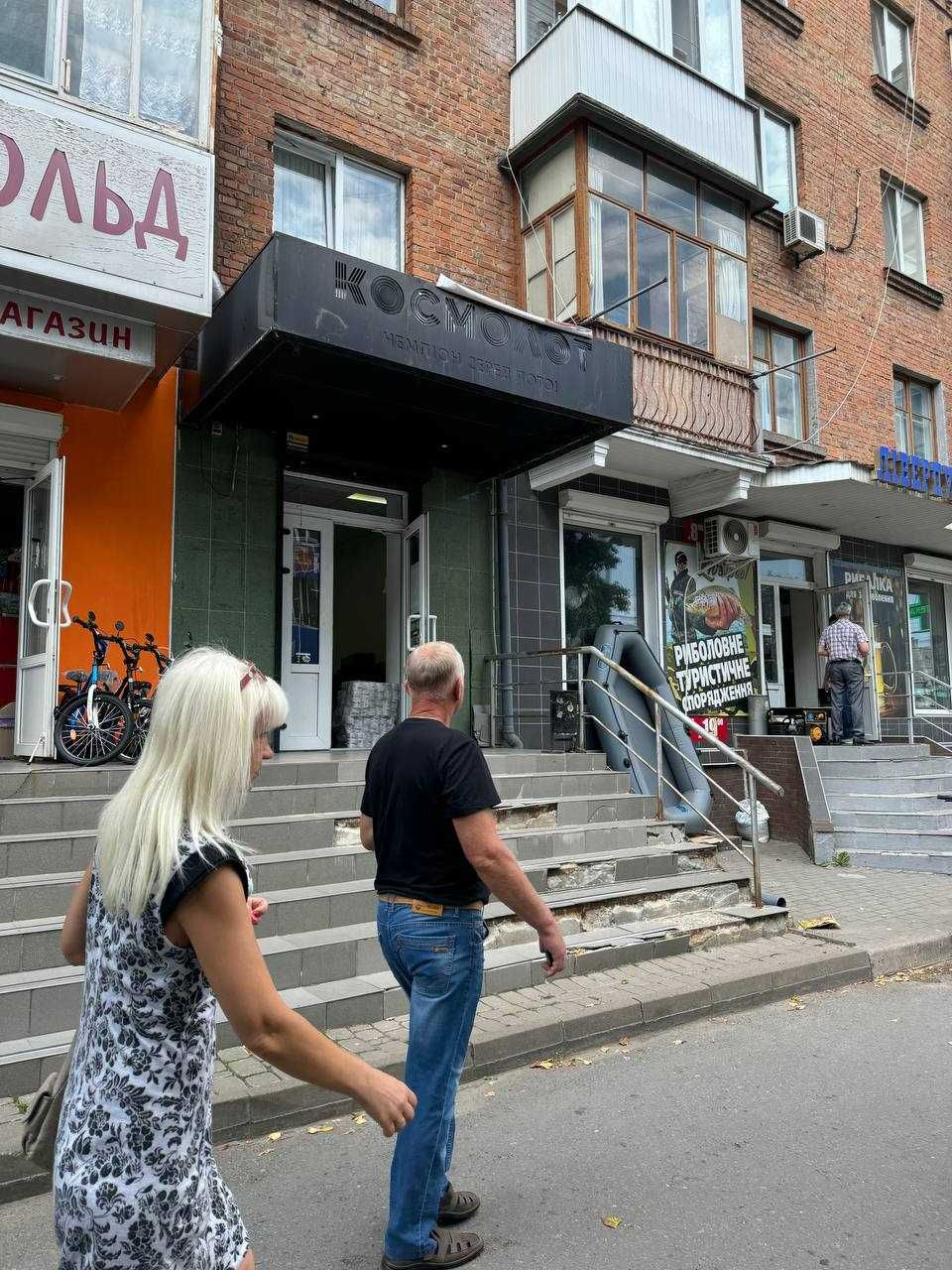 Максимально висока прохідність людей. Фасад.  Поруч ринок.
