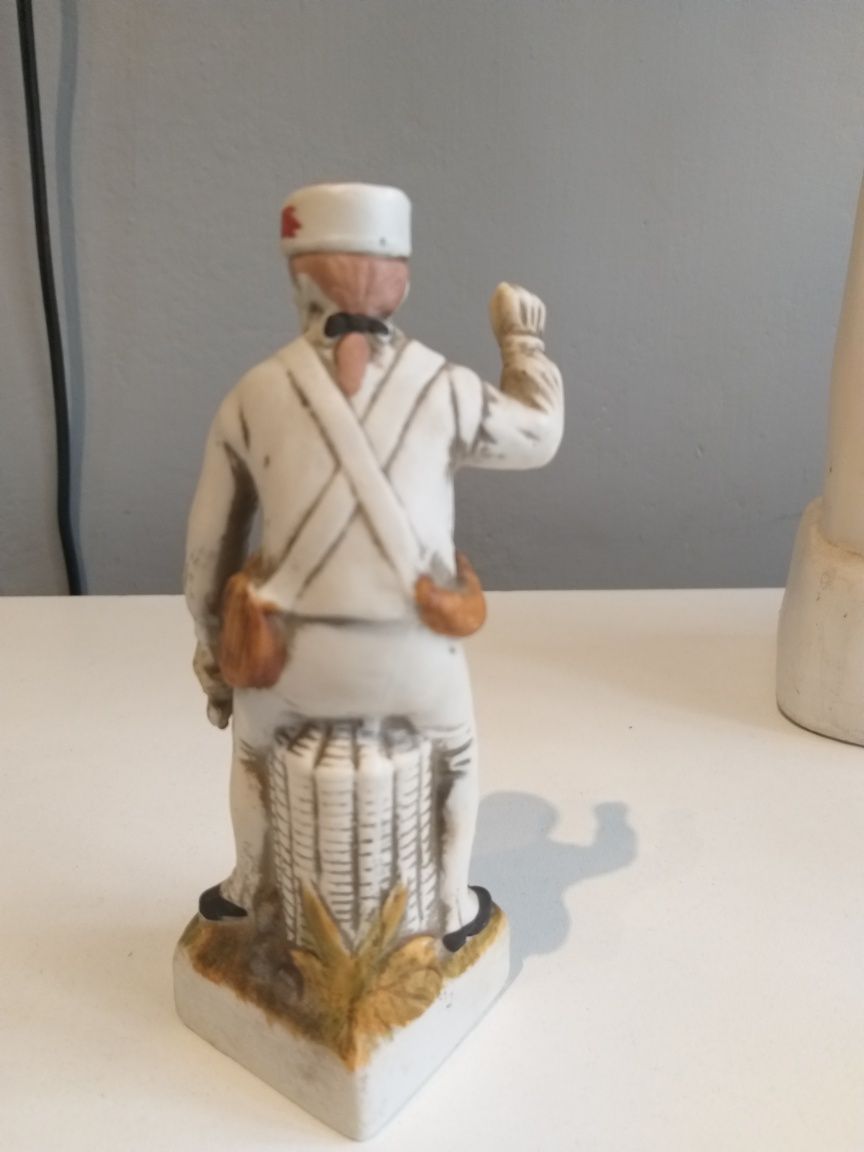 Stara figurka żołnierza XIX wiek cienka porcelana reczne malowanie