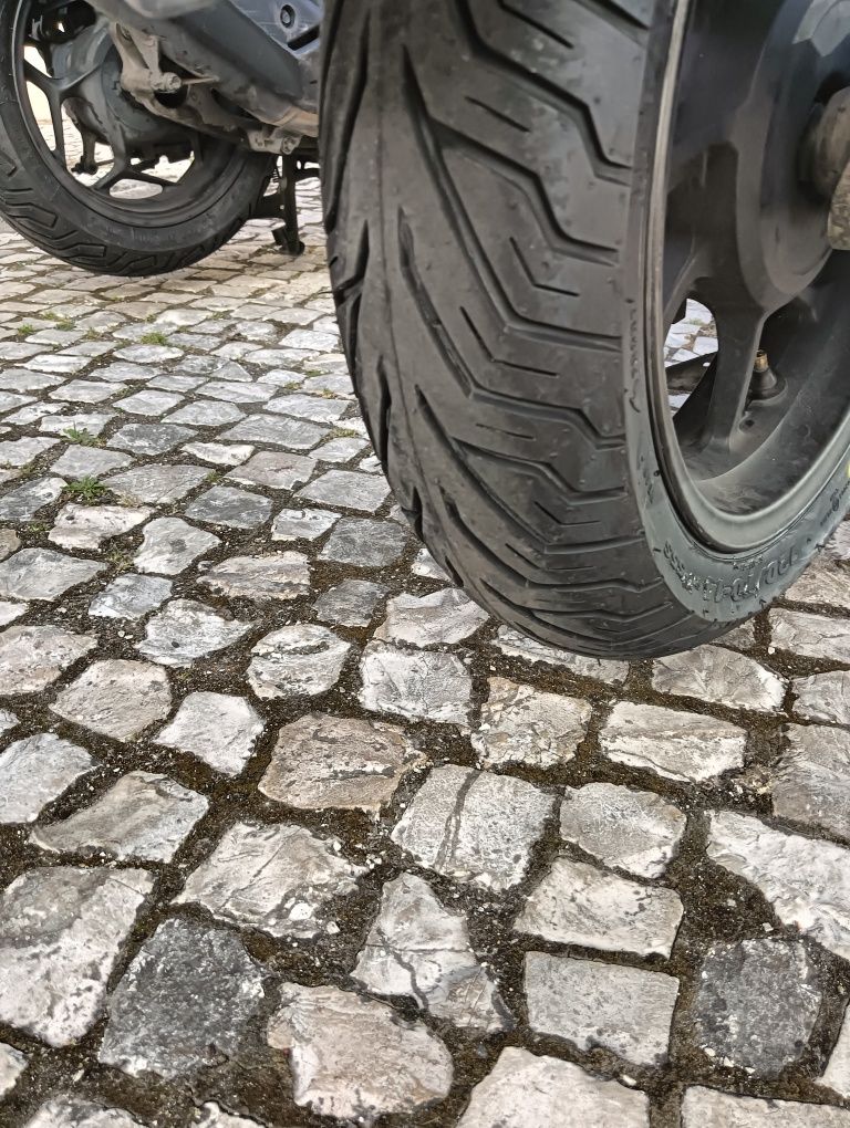 PCX 2019 preta e corrente