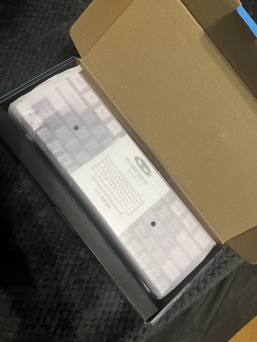 Продам новую клавиатуру MageGee Mini 60%