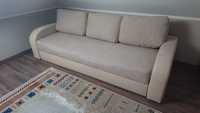 Sofa rozkładana z poduszkami i funkcją spania