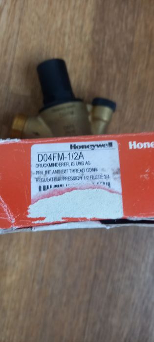 Редуктор тиску води Honeywell D04FM-1/2A