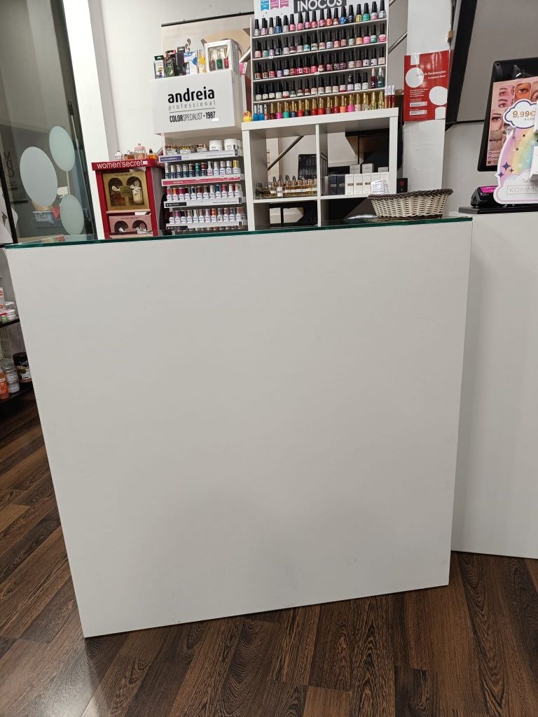Balcão branco com vidro temperado