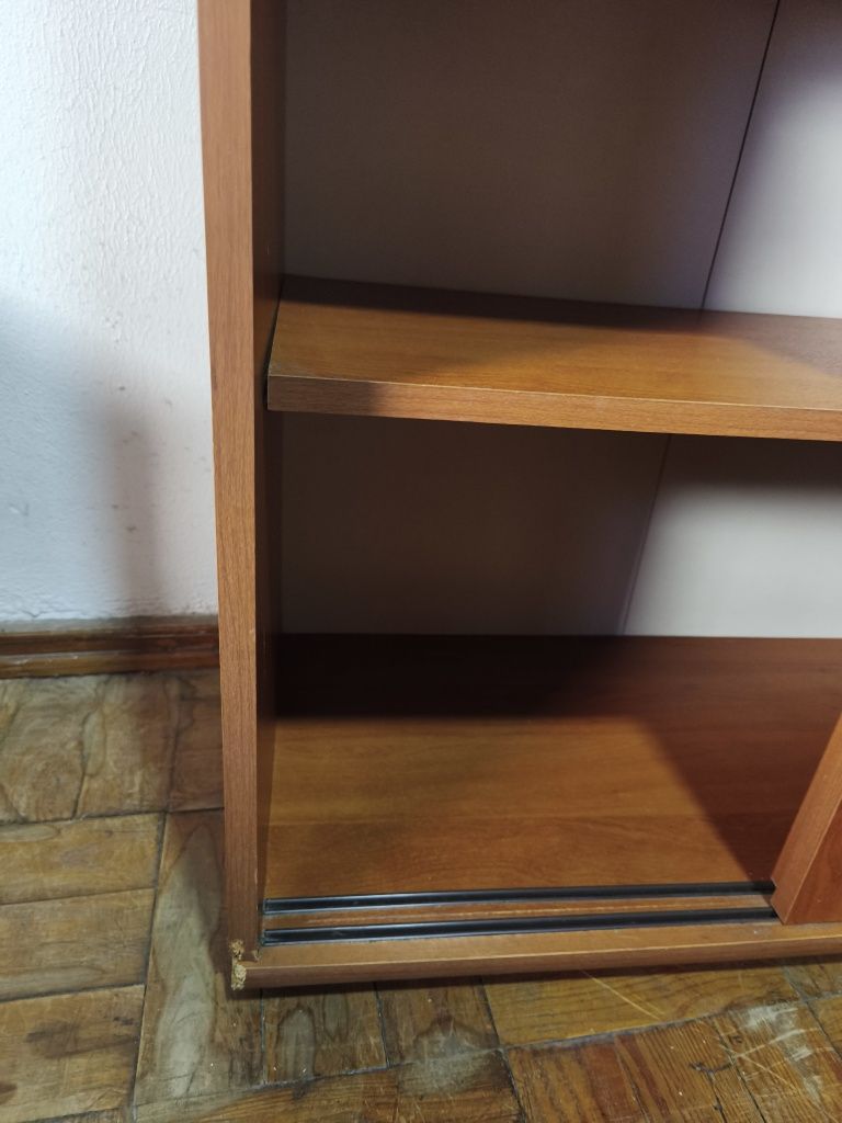 Armário com gaveta e portas deslizantes