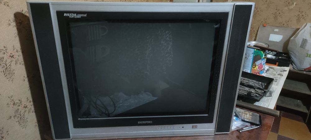 Телевізор RAINFORD великий.