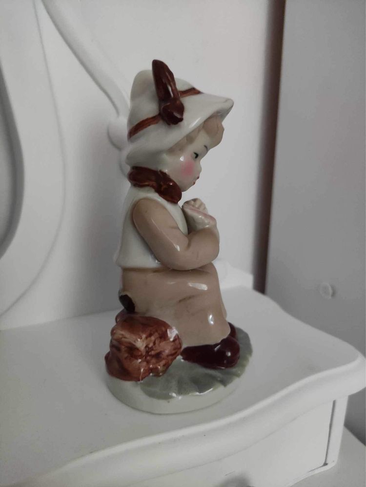 Figurka porcelanowa chłopiec w kapeluszu nr.5911