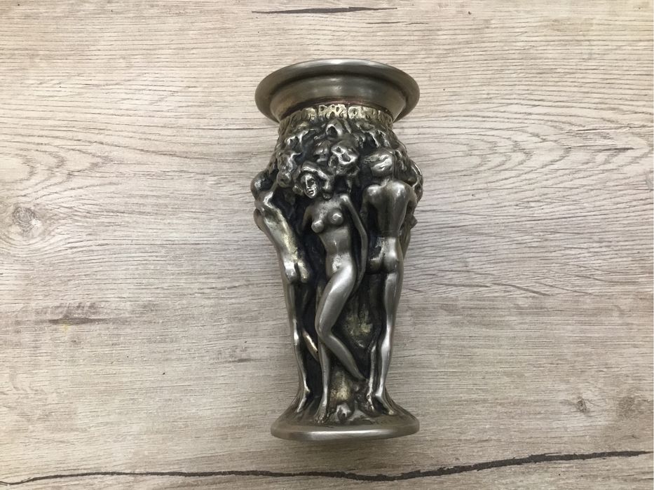 Ваза НЮ, Европа.