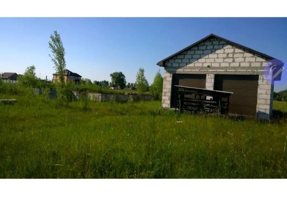 Земельна ділянка з гаражем та фундаментом під забудову