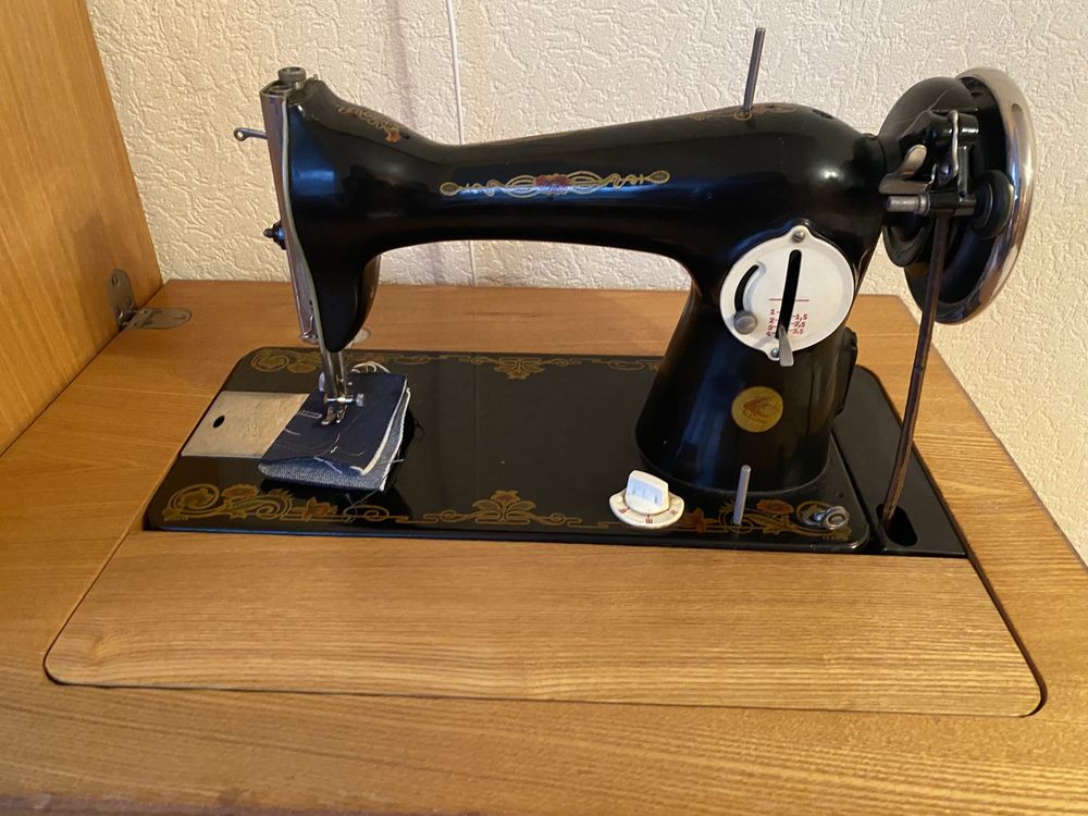 Старовинна швейна машинка
