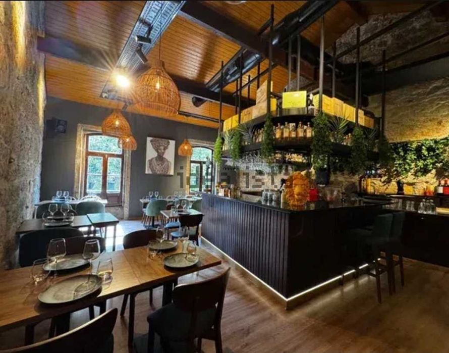 Cocktail bar, restaurante para trespasse na Praça dos Poveiros