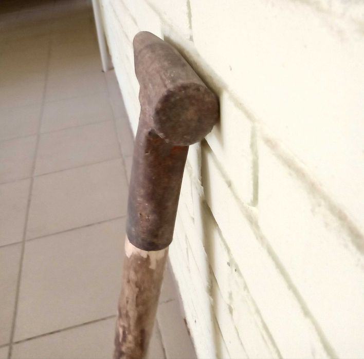 Кувалда с прочной деревяной ручкой