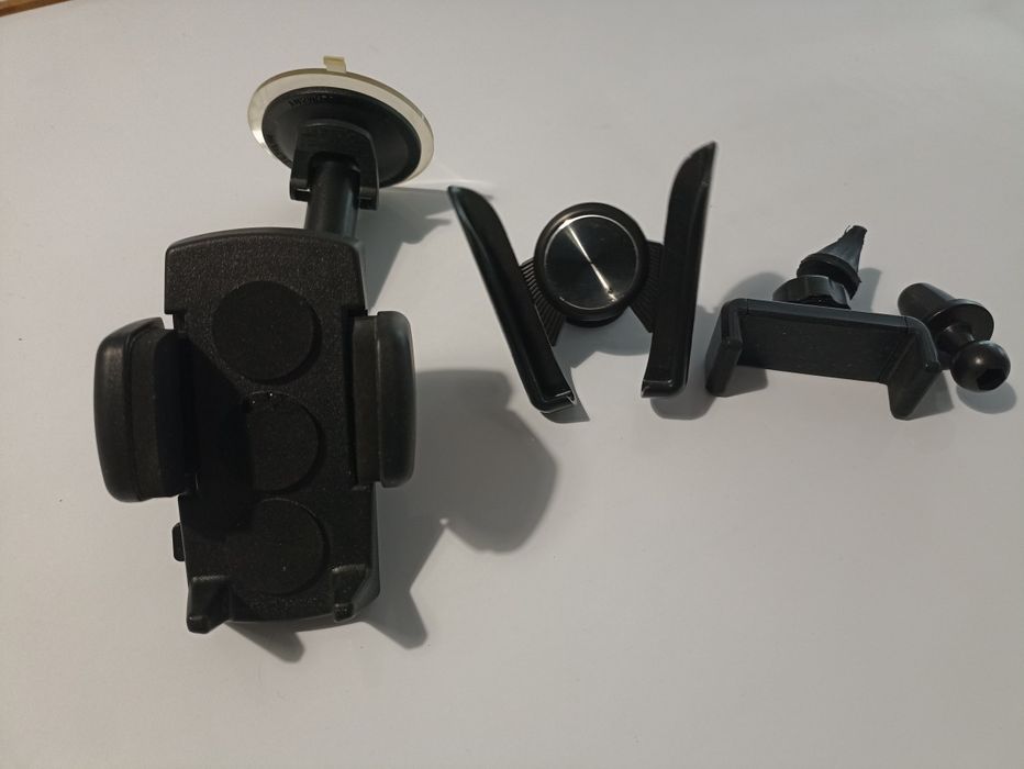 Três suportes de telemóvel para automóveis