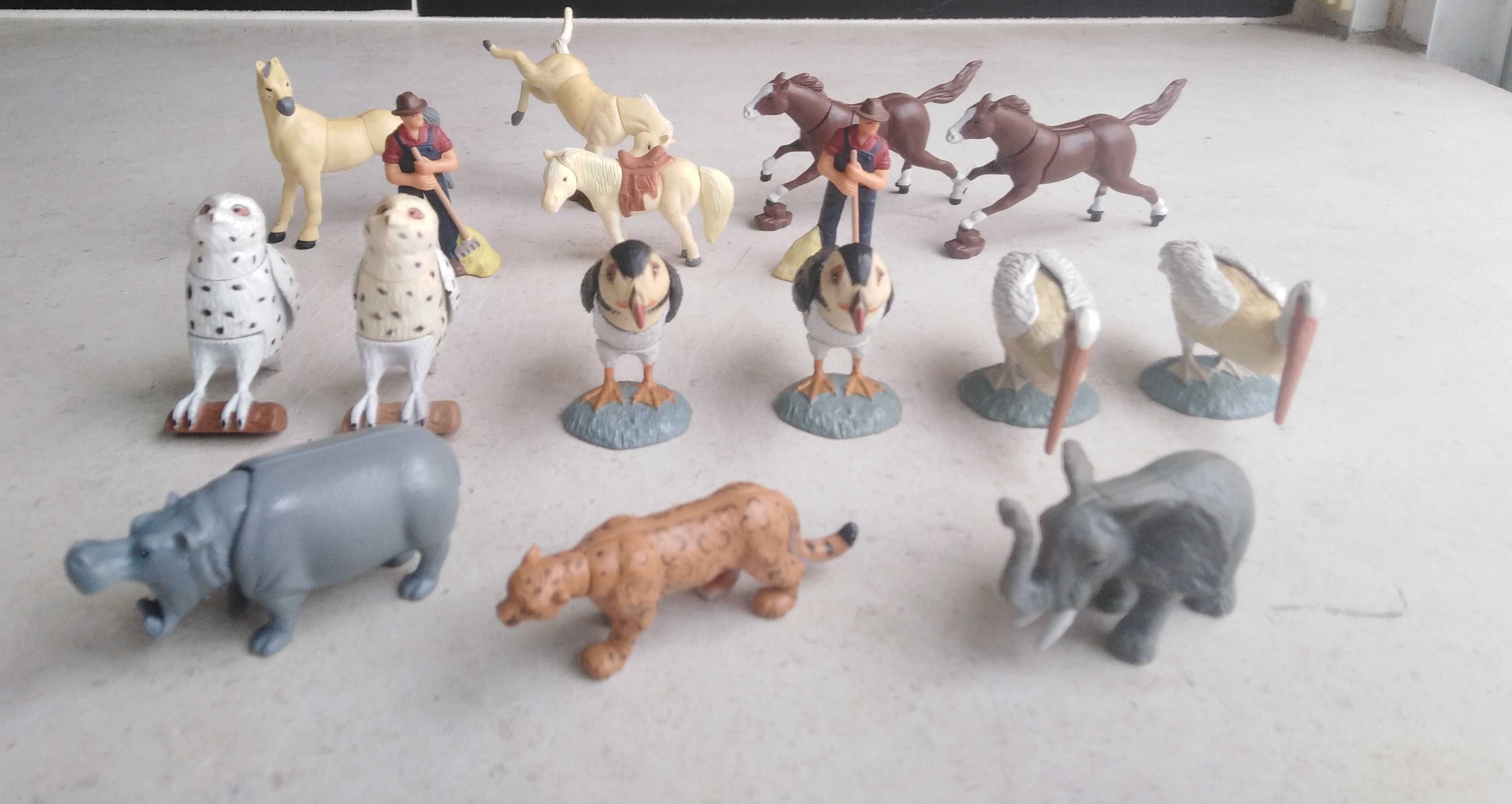 Conjunto de pequenos bonecos/figuras de animais de plástico.