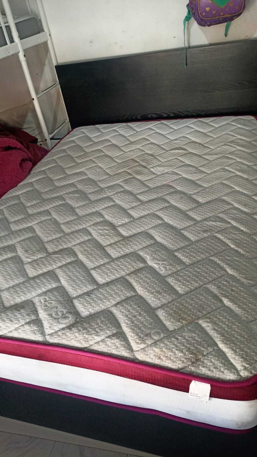 Beliche com um colchão , cama sem colchão