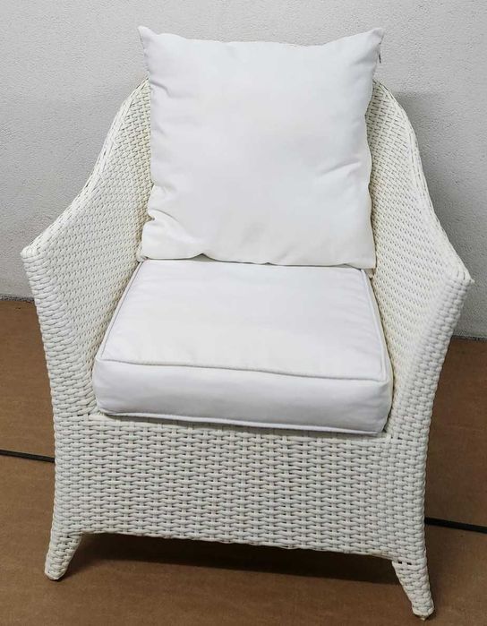 Poltrona em vime branca, usada em perfeito estado