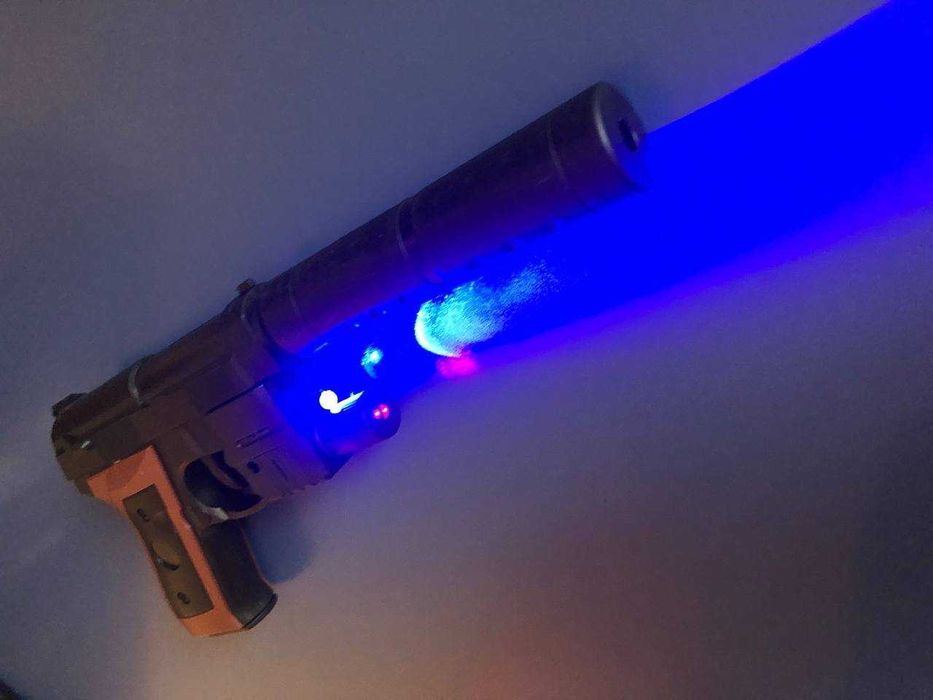 Пістолет з глушником,ультрафіолетовим ліхтариком та лазерним прицілом