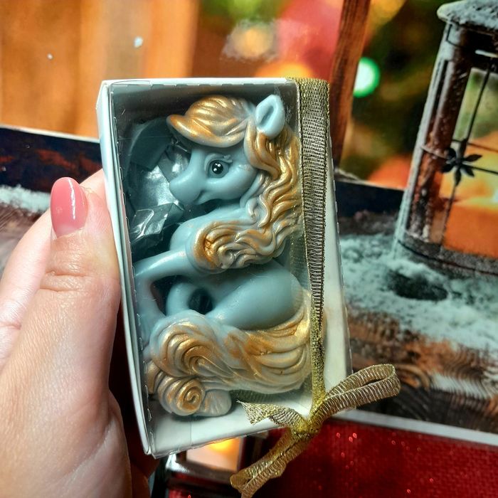 Мило,букети новорічні.коні мандарини