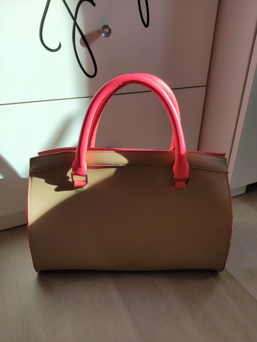 STRADIVARIUS beżowa torebka kuferek z neonowymi akcentami
