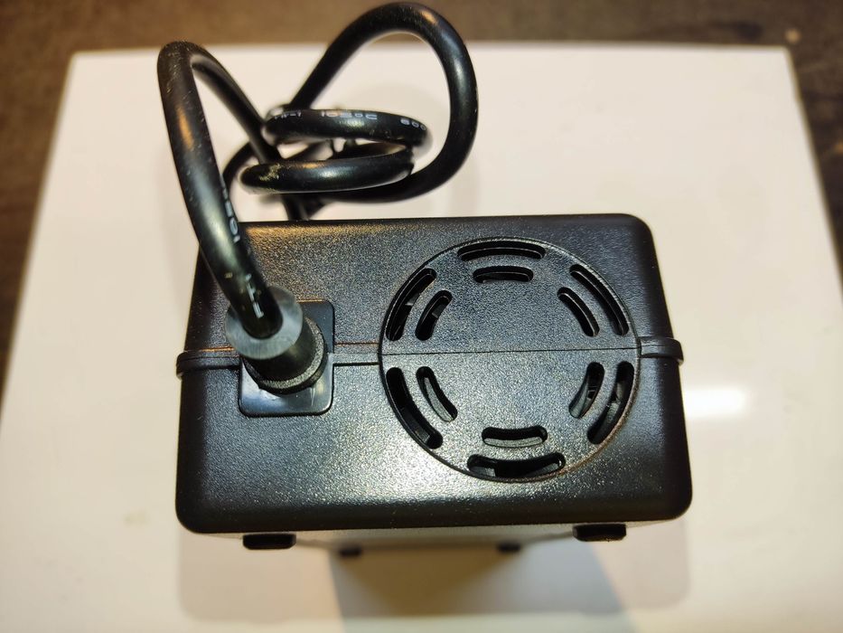 Ładowarka / zasilacz do reweru, hulajnogi 36V/42V 4A z wetylatorem