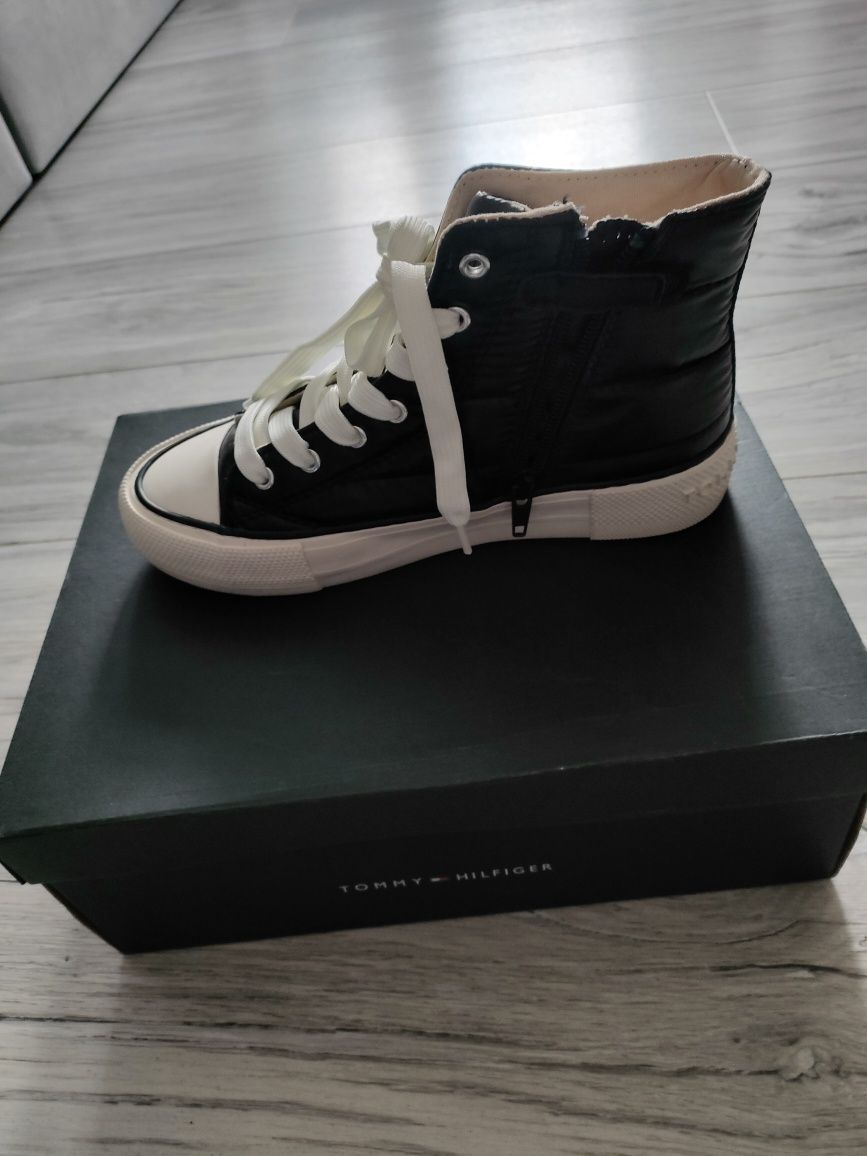 Sprzedam Trampki  czarne nowe