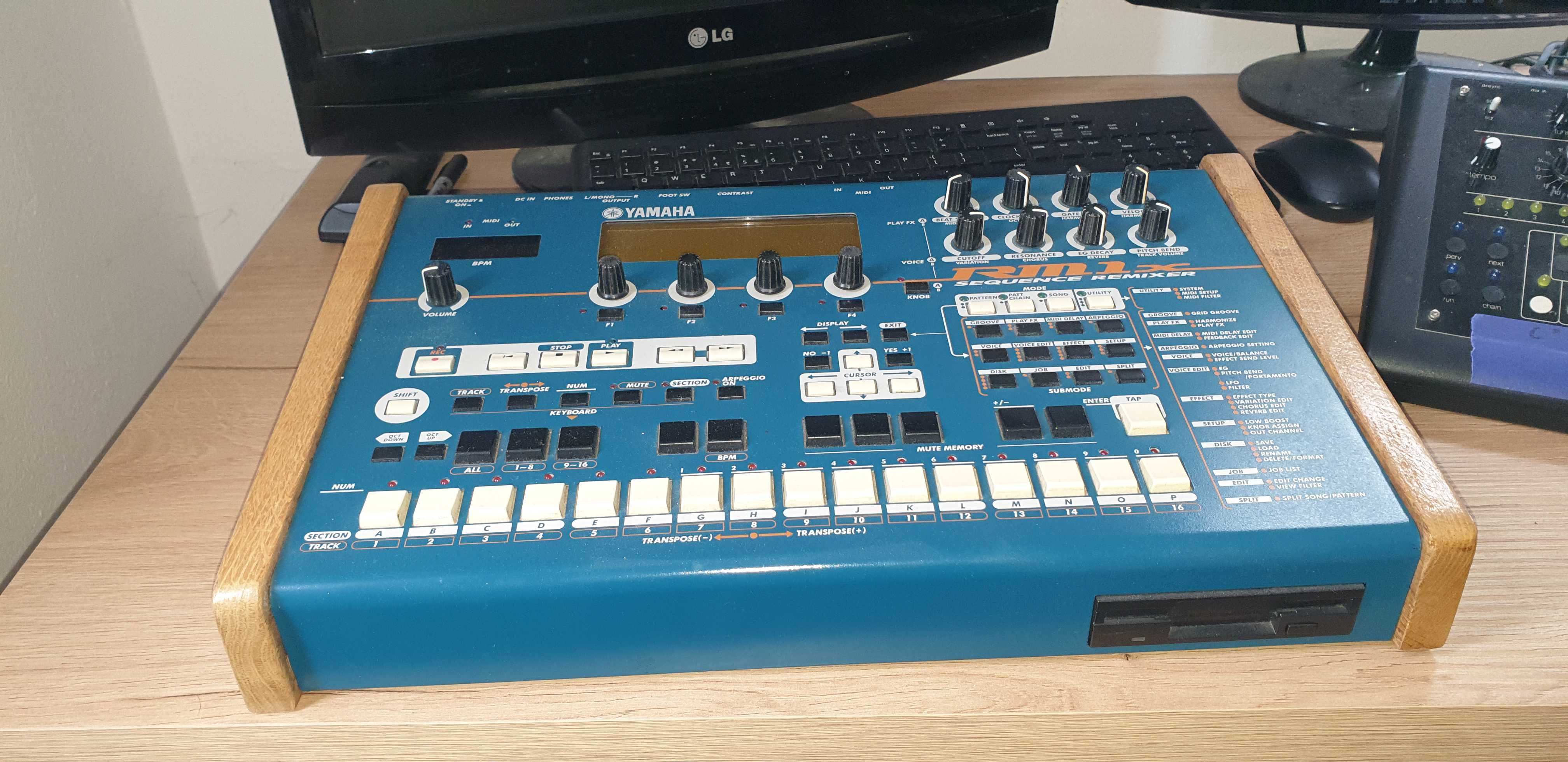 syntezator yamaha rm1x