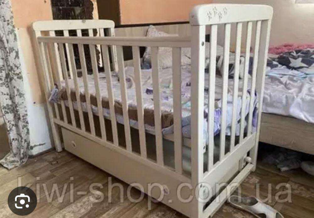 Кроватка детская  +матрас + постельное (для девочки )