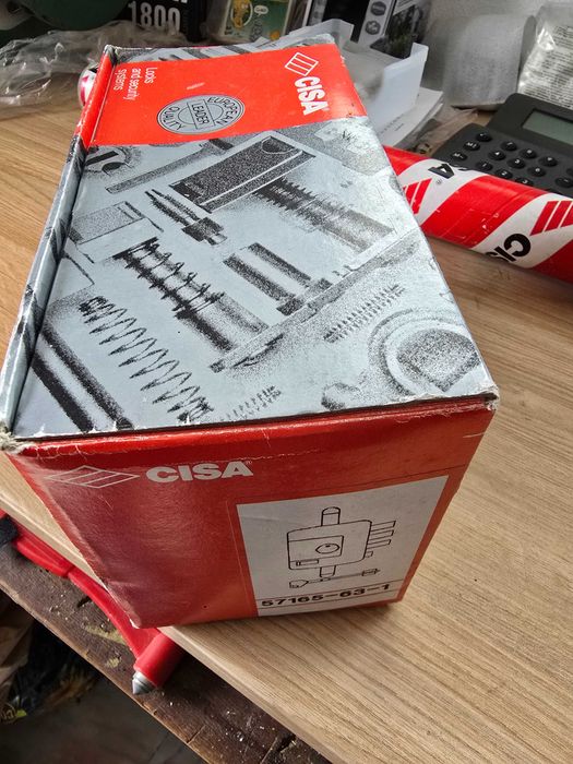 Fechadura direita ,Cisa  nova  com trancas ,nunca foi montada