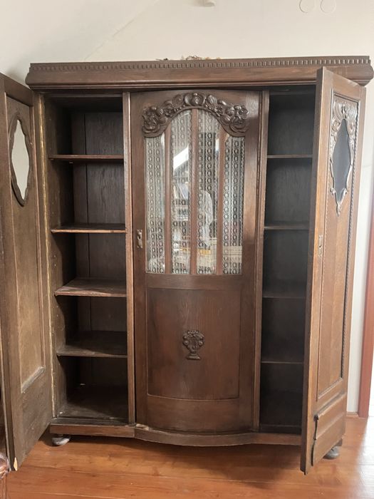 Szafa antyk z półkami