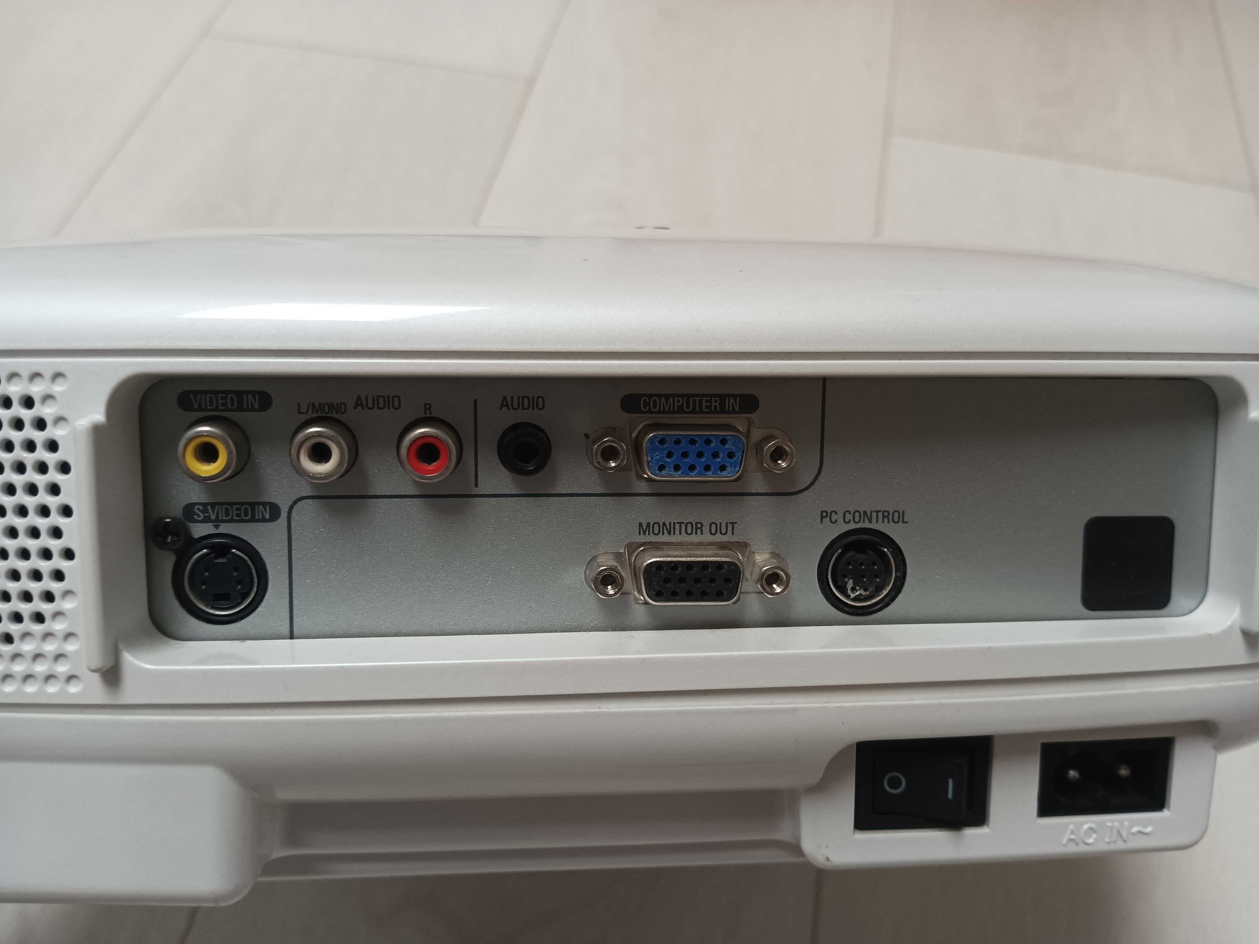 Projektor NEC VT47