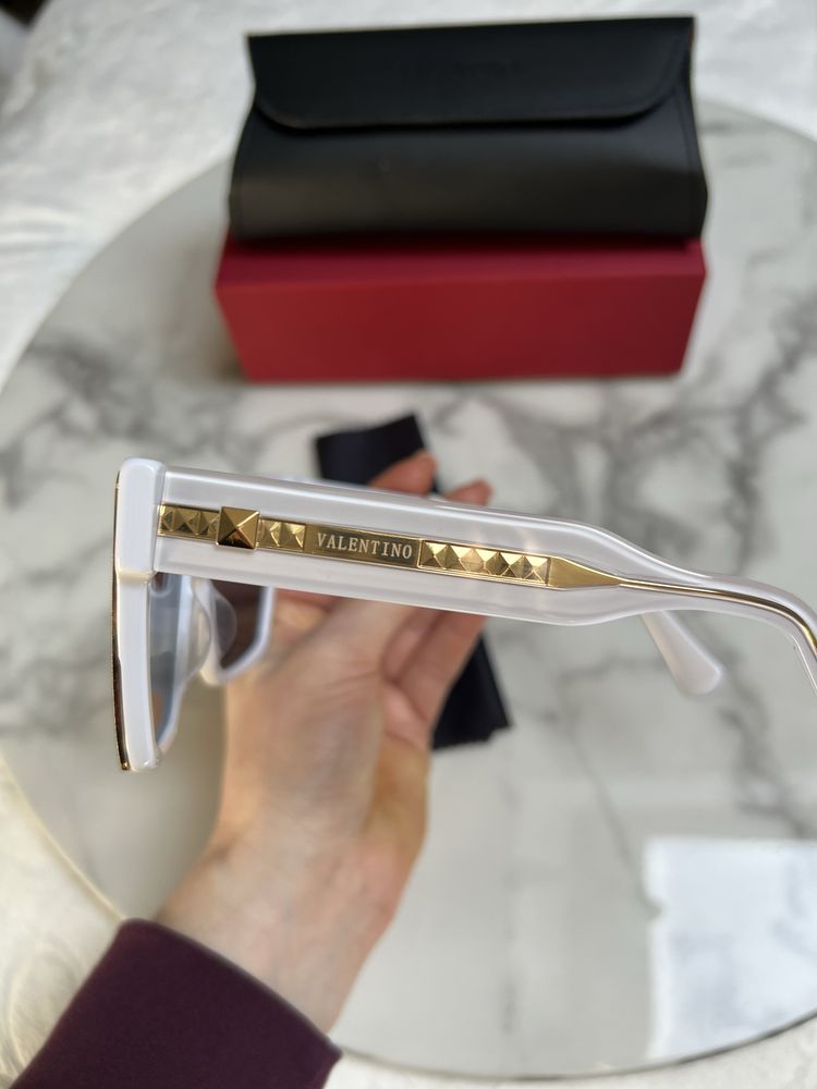 Okulary przeciwsłoneczne damskie Valentino V - Grace białe duże złote