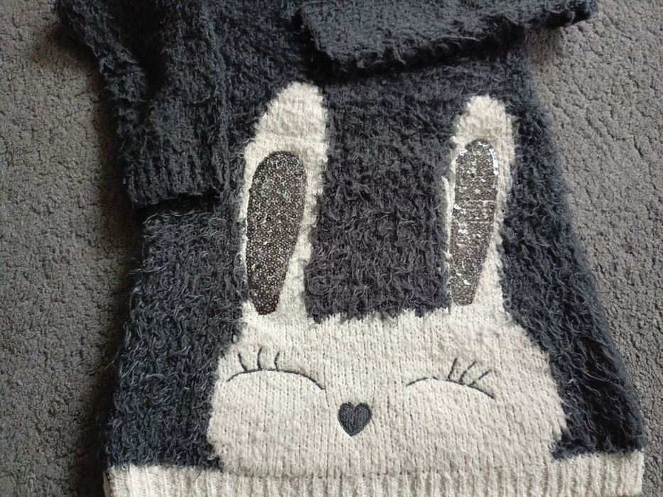 Przedłużany sweterek z króliczkiem 122