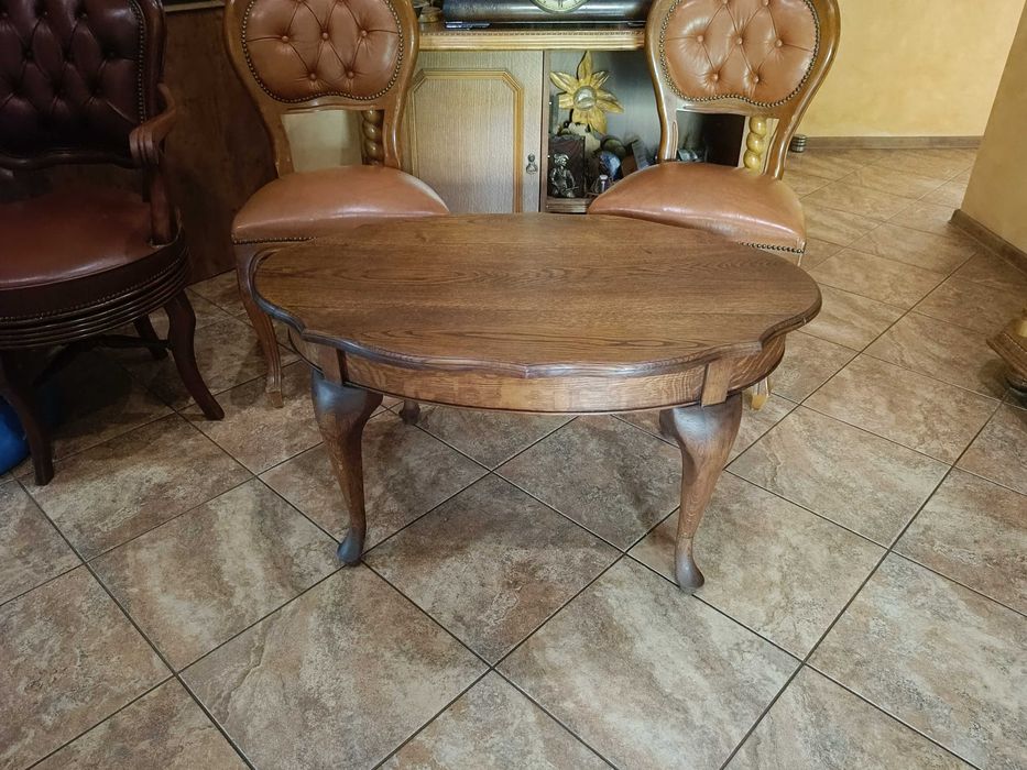 Stary stolik kawowy na ludwikowskich nogach