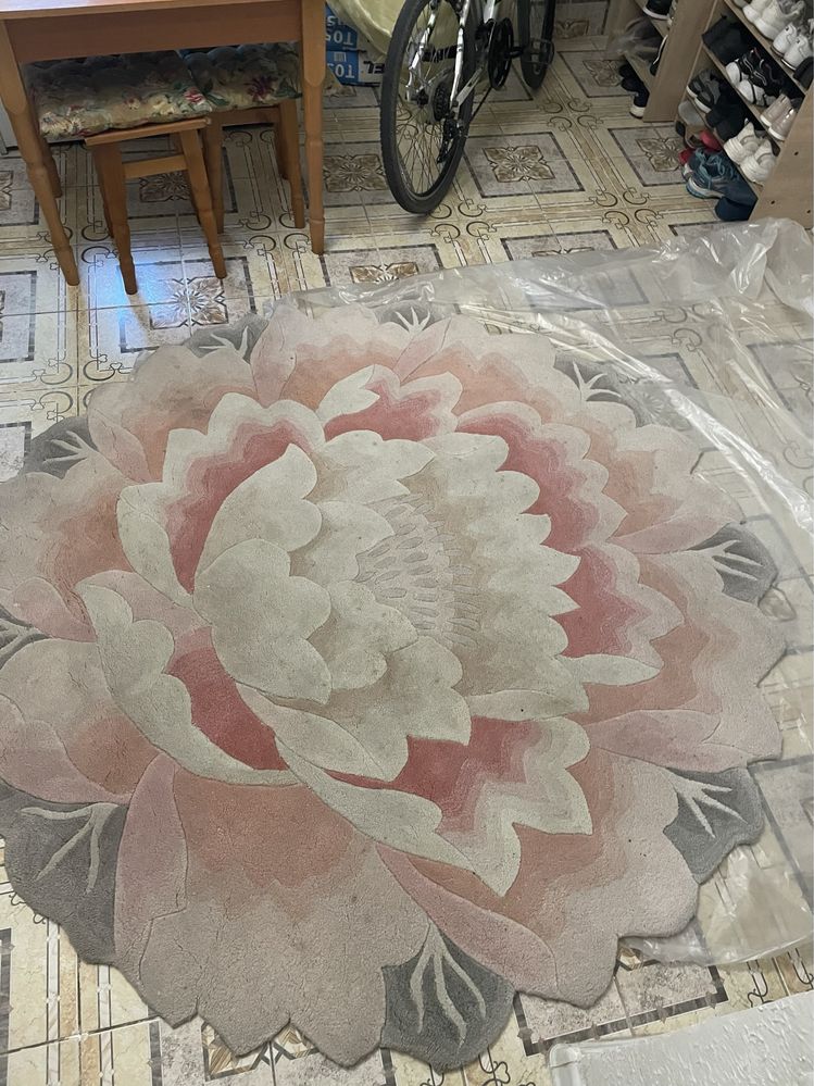 Шикарный ковёр бу в виде цветка