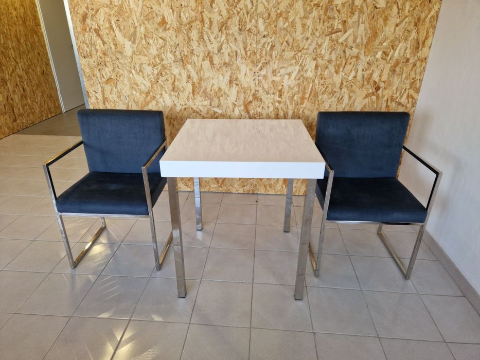 Mesa de apoio + 2 Cadeiras