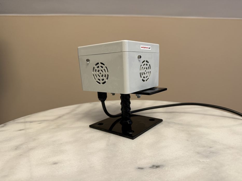 Hermetyczny odstraszacz na kuny i łasice cichy i błyskający 4-stronny