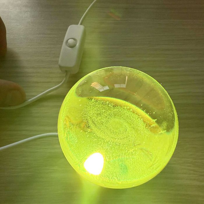 Dekoracyjna kula LED z efektem burzy śnieżnej - lampka