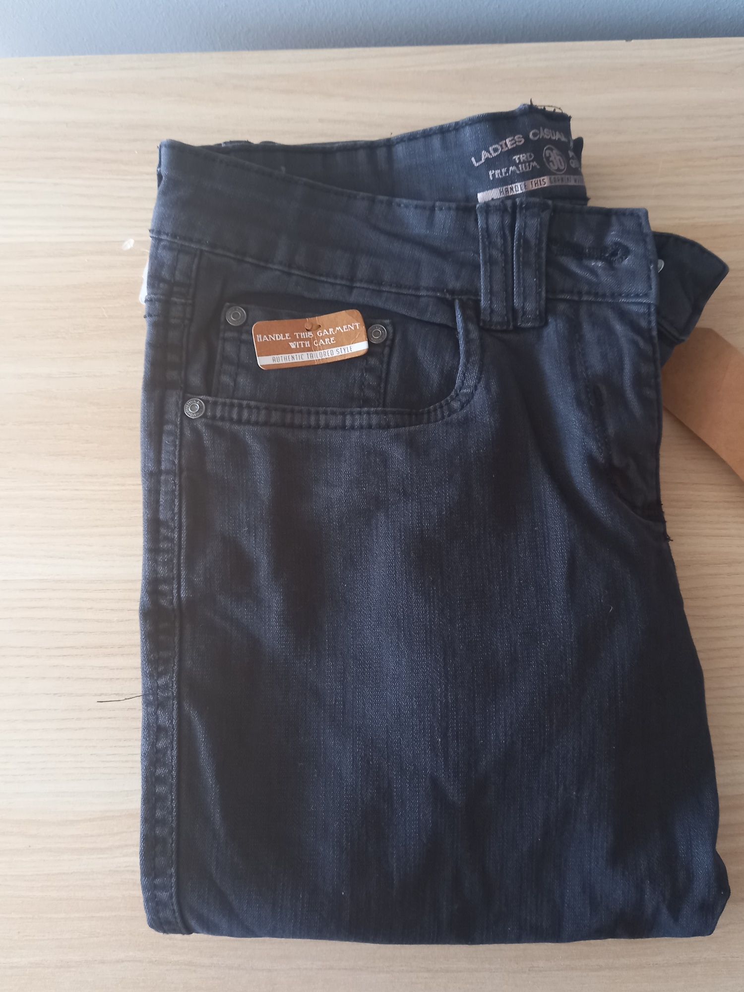 Nowe spodnie jeansy roz 36 z firmy Wibra