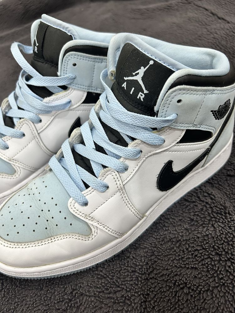 Jordan 1 mid SE Ice Blue