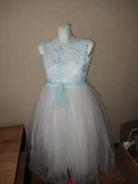 Sukienka biała z dodatkiem błękitu