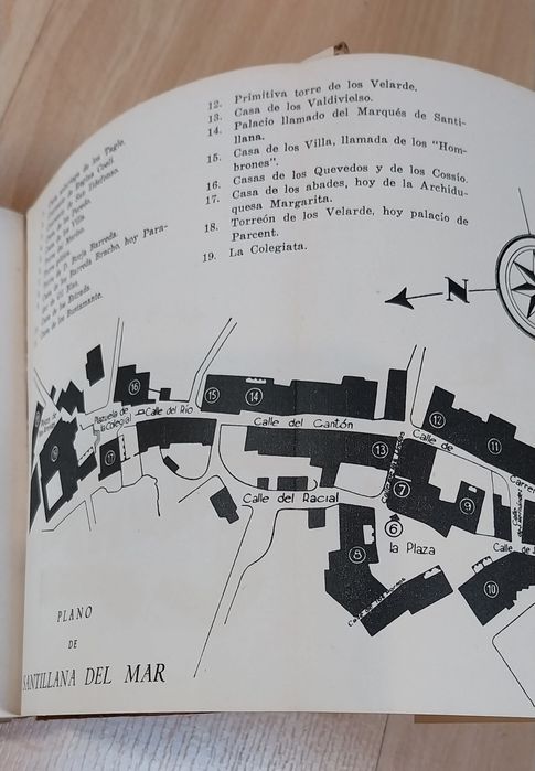 Livro antigo de Santillana del Mar edição espanhola
