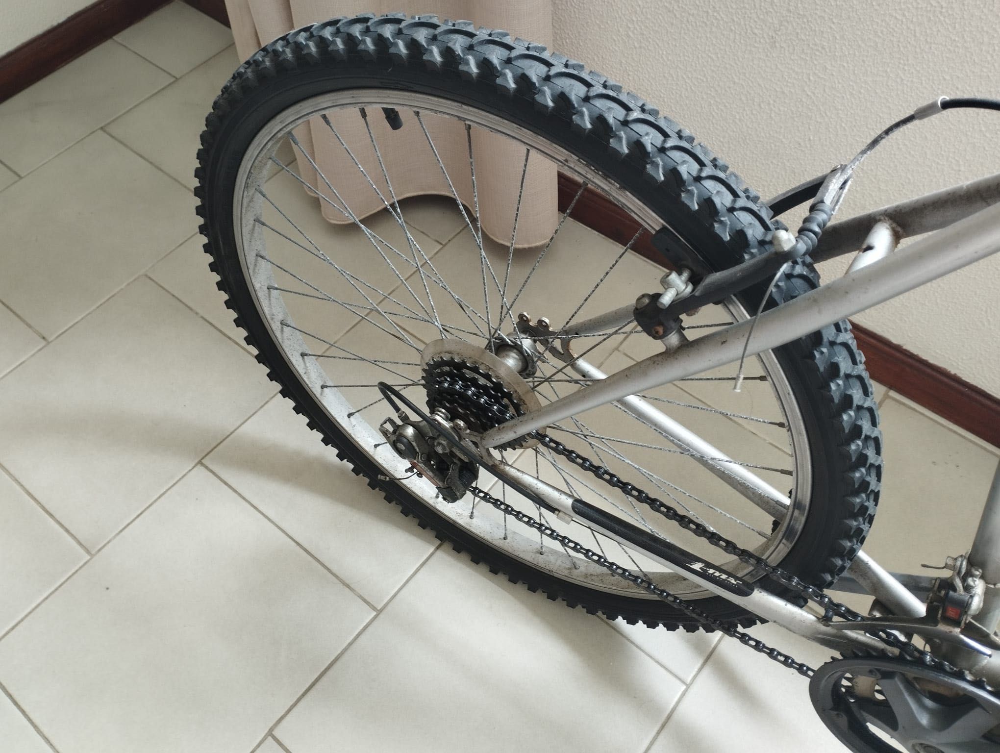 Bicicleta de adolescente em bom estado