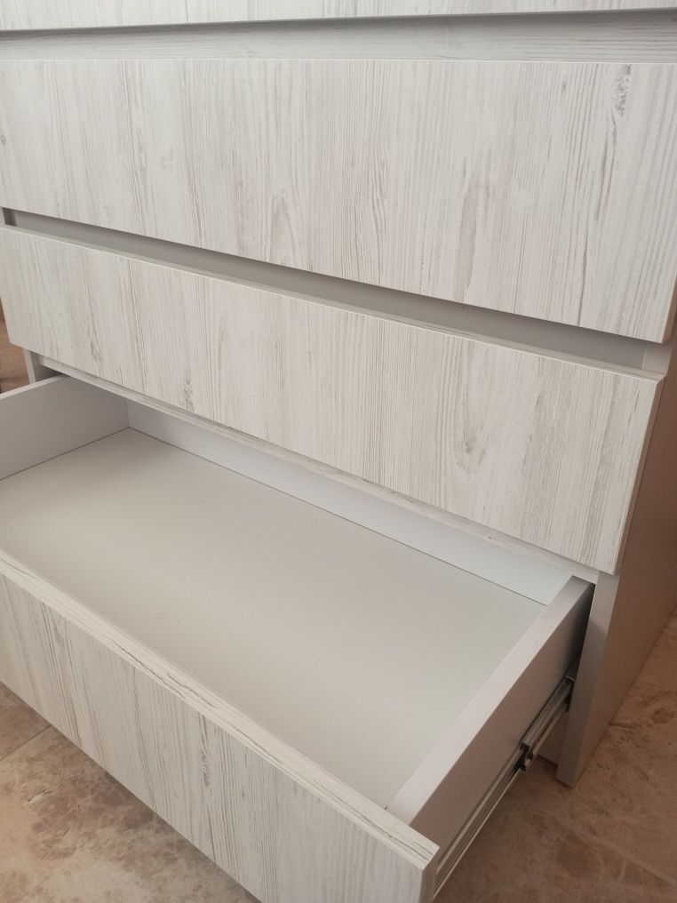 Продам комод світлого кольору.